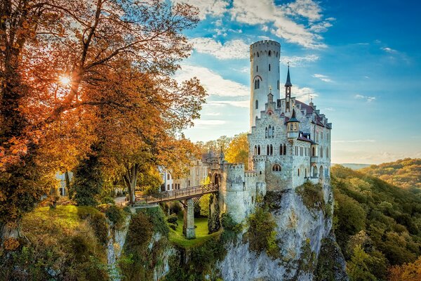 Schöne Landschaft eines alten Schlosses