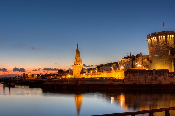Die Festung von La Rochelle vor dem Hintergrund des Sonnenuntergangs