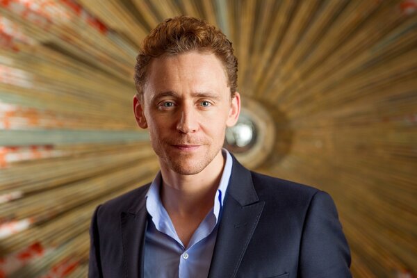 Tom Hiddleston na tle wachlarza