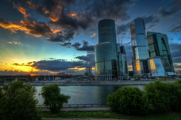 Москва сити на красивом небесном закате