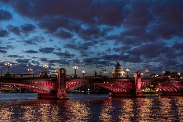 Ponte sul Tamigi a Londra all alba
