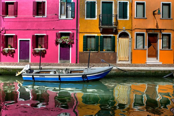 Barco en el agua en el fondo de las casas de colores de Venecia