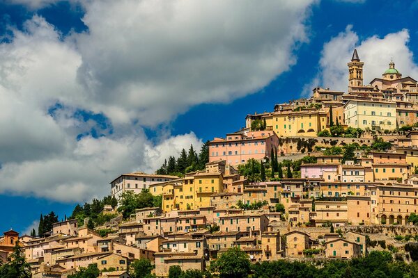 Maisons éparpillées sur le flanc de la montagne en Italie