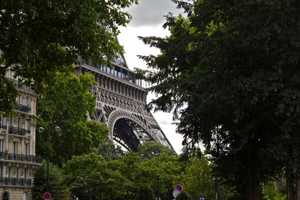 La torre del elfo en París