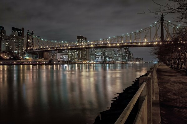 Ponte a New York di notte nelle luci degli edifici