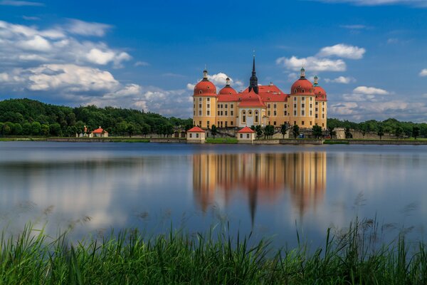 Das Schloss ist von unberührter Natur umgeben