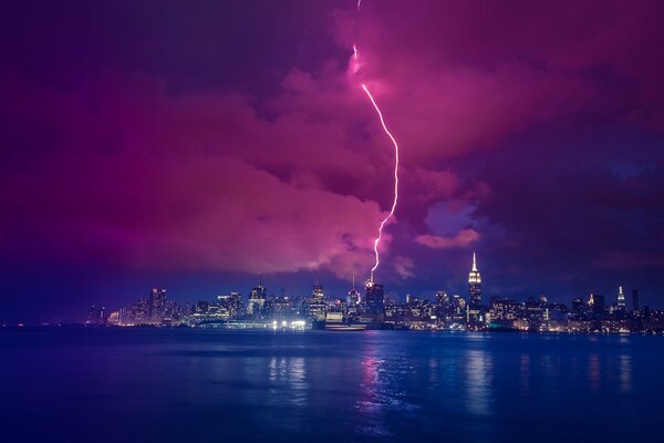 Manhattan nocturno, tormenta y relámpagos sobre el río