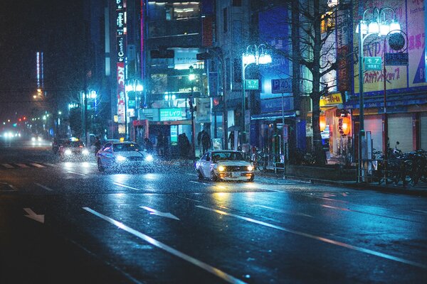 Datsun en una calle nocturna en Japón