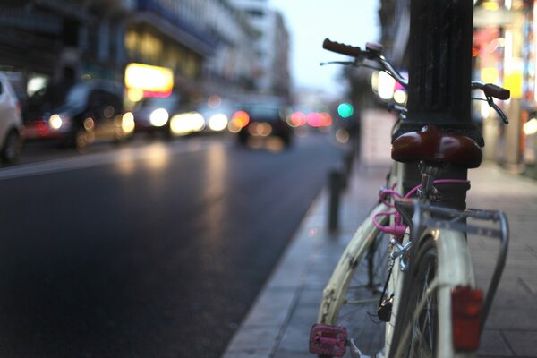 Vélo debout près du trottoir