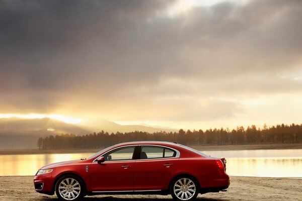 Lincoln-Auto auf dem Hintergrund eines schönen Sonnenuntergangs