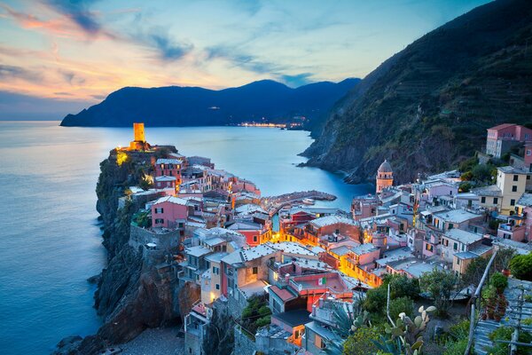 Vernazza italiana con vista sulla costa