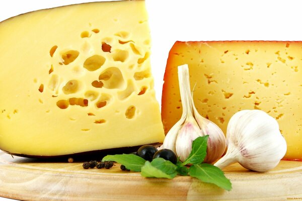 Schöner Käse. Käsekopf auf weißem Hintergrund
