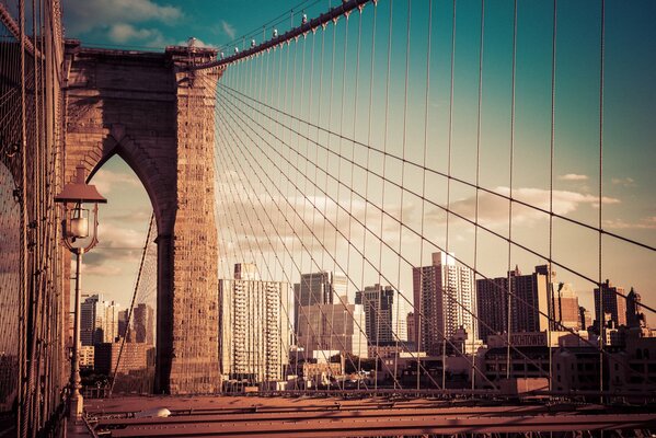 Pont de Brooklyn à New York sur fond de nombreux bâtiments