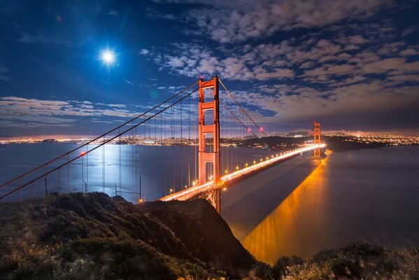 Światła mostu Golden Gate na nocnym niebie
