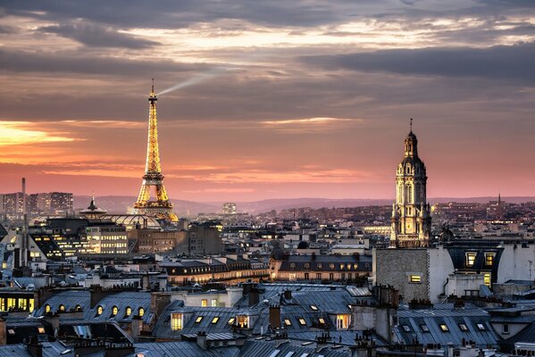 Tour Eiffel sur fond de coucher de soleil