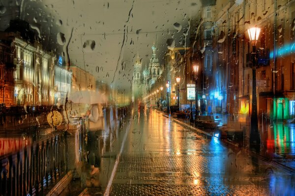 Chica con paraguas bajo la lluvia en San Petersburgo
