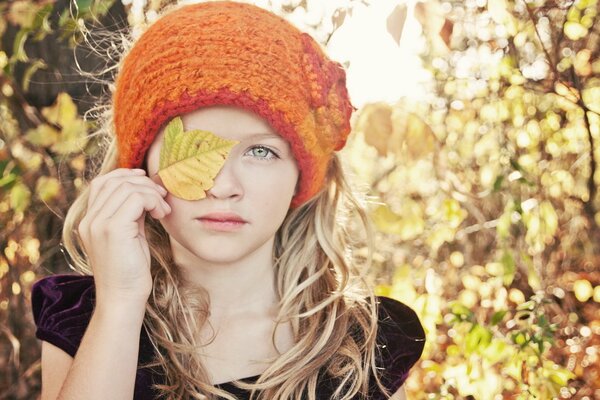 Ragazza con foglie d autunno umore autunnale