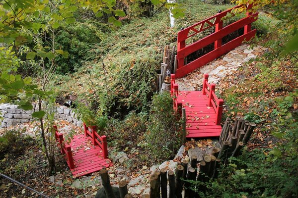 Abstieg über die rote Brücke