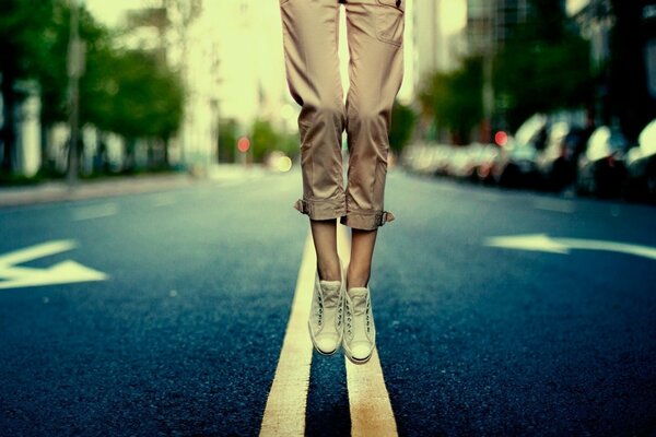 Chicas saltando del asfalto en Zapatillas sin cordones