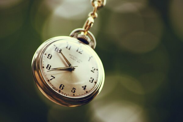 Horloge élégante avec des aiguilles sur fond flou