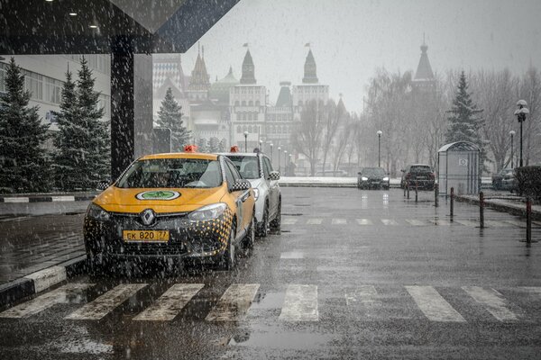 Taxi nel parcheggio sotto la pioggia battente