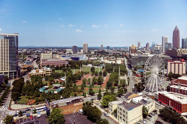 Parque y rascacielos en el centro de la ciudad