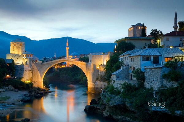 Minarete de la tarde iluminado por el sol del atardecer. Puente. Bosnia