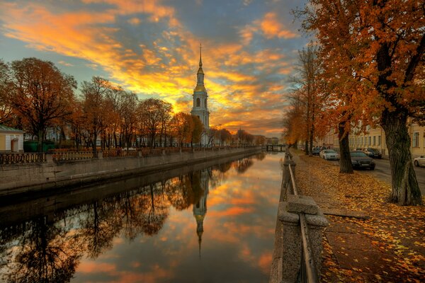Paysage de coucher de soleil d automne à Saint-Pétersbourg