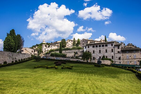 Prato di fronte al Castello di Assisi in una giornata estiva
