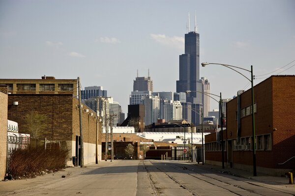 Ulica w Chicago. Z biednej dzielnicy roztacza się widok na majestatyczne drapacze chmur