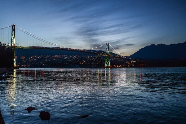 Le pont de San Francisco semble planer dans les nuages
