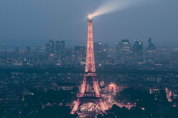 La Torre Eiffel è illuminata al crepuscolo