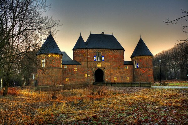 Alte Backsteinburg auf Sonnenuntergang Hintergrund