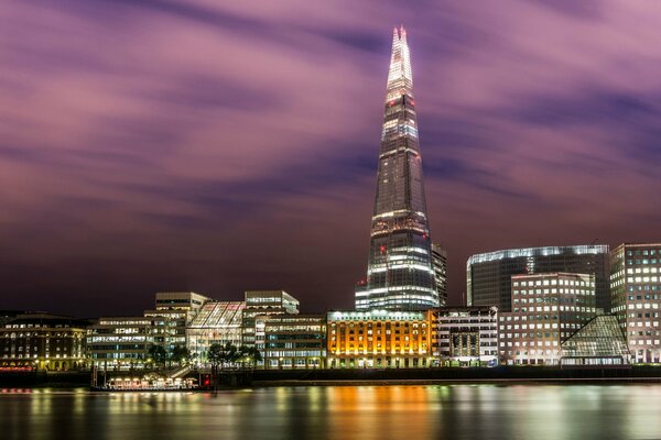 Vista urbana degli edifici notturni di Londra