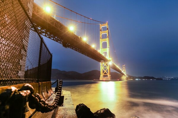 Pont sur le Détroit sur fond de ciel nocturne