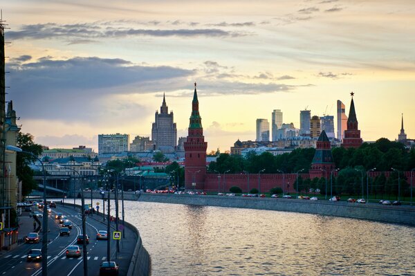 Tráfico de automóviles cerca del terraplén del Kremlin de la ciudad de Moscú