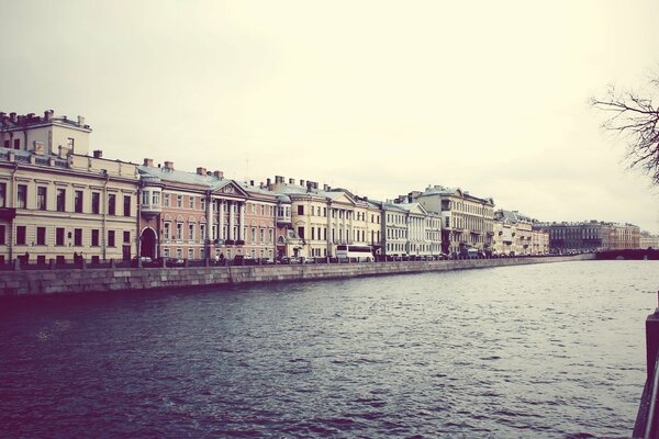 Edificios, el canal oscuro del río en San Petersburgo