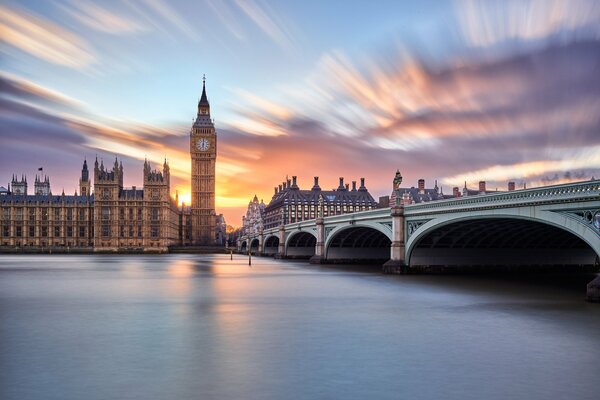 Photo de Big Ben sur fond de rivière et de pont