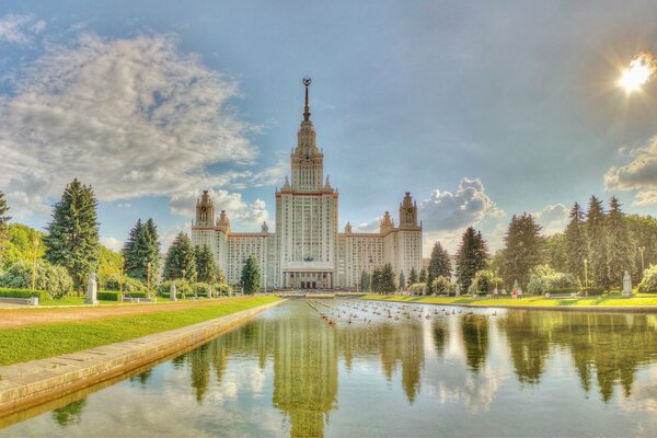 L Université de Moscou est située à côté d un étang avec l eau la plus pure