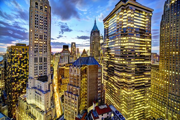 Grattacieli sullo sfondo di un tramonto serale a New York