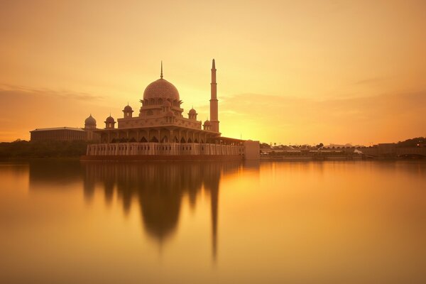 Templo en el agua al amanecer