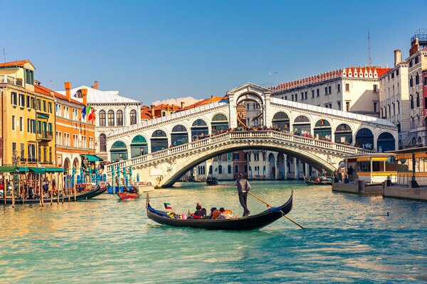 Gandola sur le grand canal à Venise et MAST Rialto