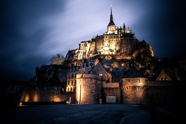 Castillo en Francia con arquitectura antigua. En el castillo se enciende la luz en la noche
