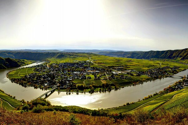 Una ciudad en Alemania rodeada de agua