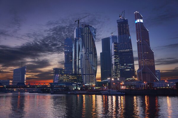 Ночной город огни река
