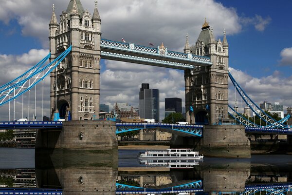 Tower Bridge in the UK is reflected in the water