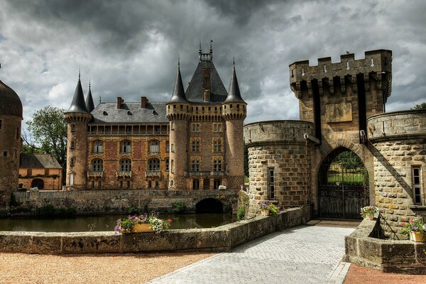 Castello in Francia sotto le nuvole