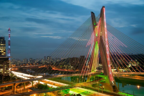 Wieczorna Brazylia, rzeka i Most São Paulo