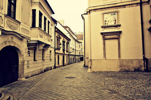 Bürgersteig und Häuser in der Straße der Stadt Bratislava