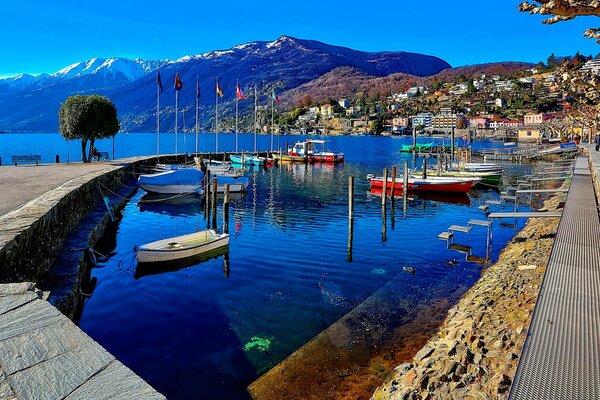 Vista sulle montagne svizzere e sulla città di Ascona, lago con yacht